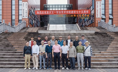 332、333班部分同学合影.jpg