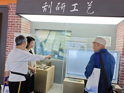 校友参观学校校史馆.jpg