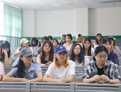 学生听讲.JPG