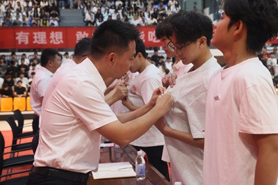 院领导为新生代表佩戴校徽.JPG