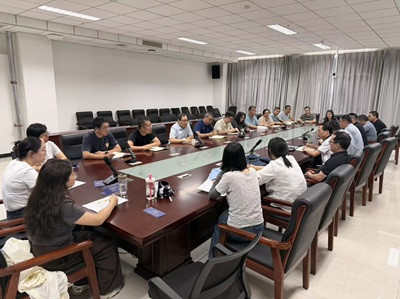 雷勇刚老师与其他高职教师共研课程、分享经验.jpg
