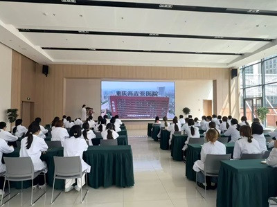 学生在学术报告厅集中观看海吉亚医院宣传片.jpg