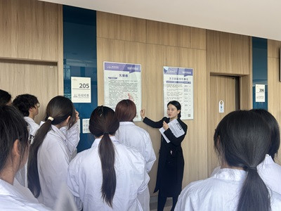 医生为学生讲解彩超检查流程及注意事项.jpg